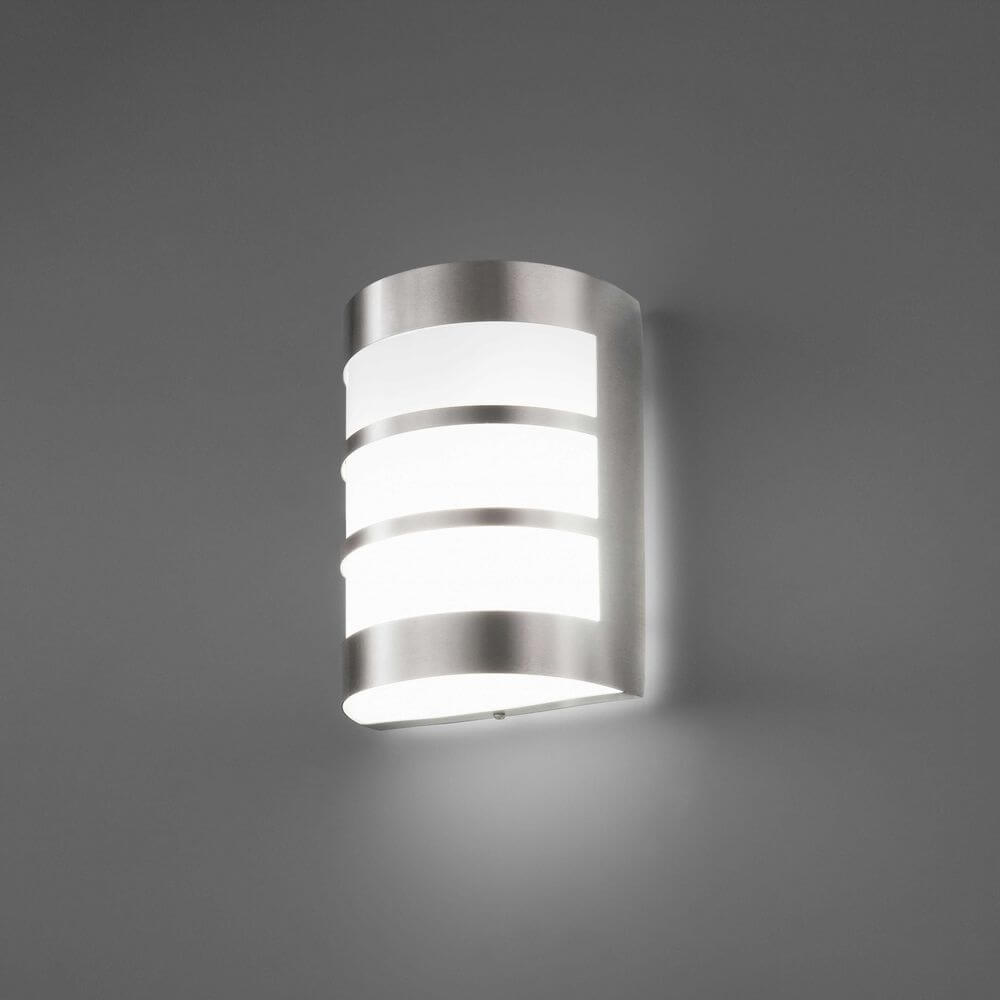 Außenwandleuchte CELA-2 IP54 Nickel-Matt an einer grauen Wand montiert, modernes Design.