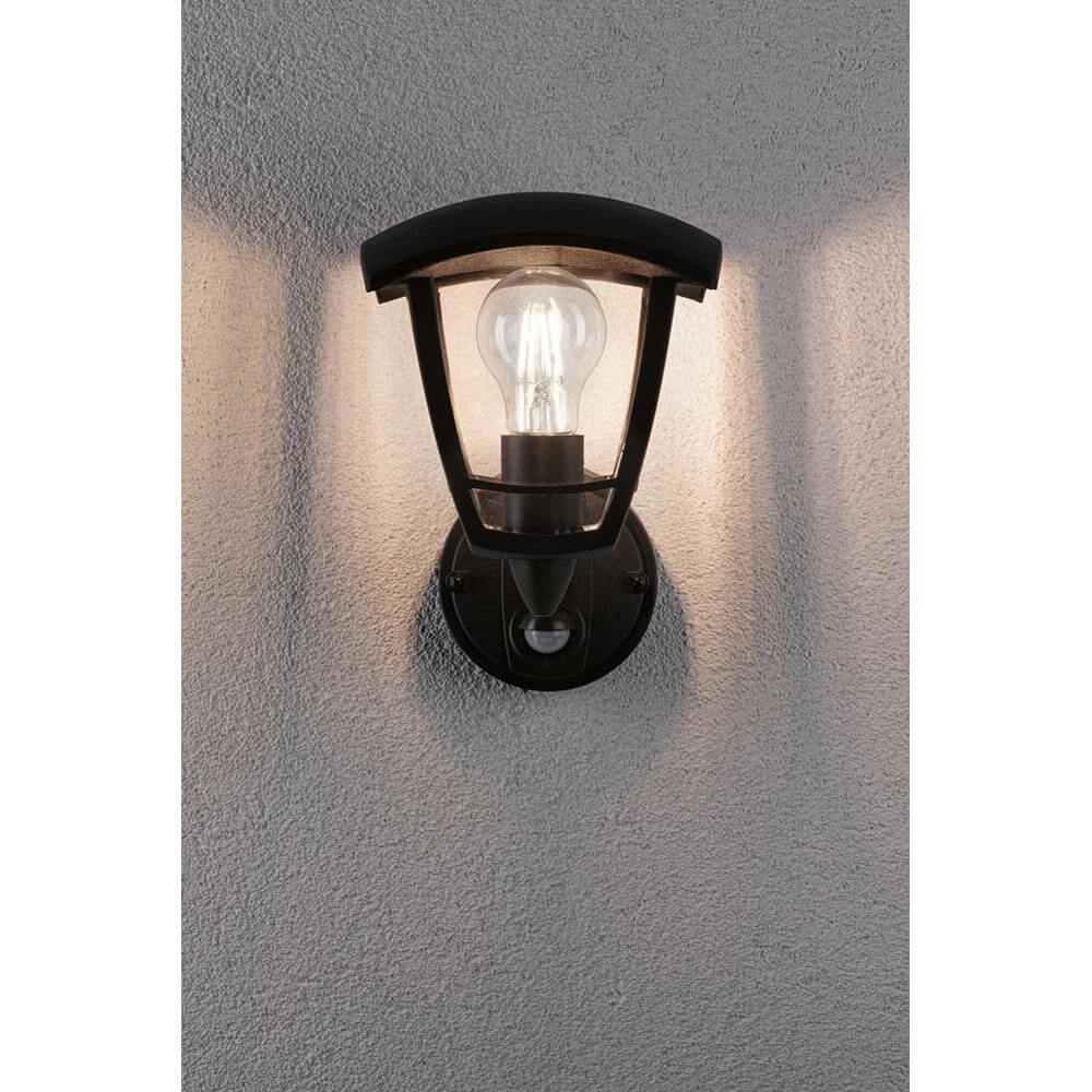 Außenwandleuchte Classic Curved mit Sensor Schwarz an einer Wand montiert, klassisches Design mit Bewegungsmelder.