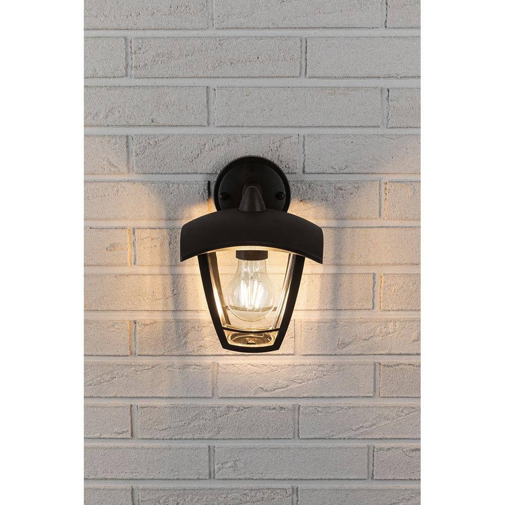 Außenwandleuchte Classic Curved Laterne IP44 an einer Backsteinwand mit Nostalgie-Design.