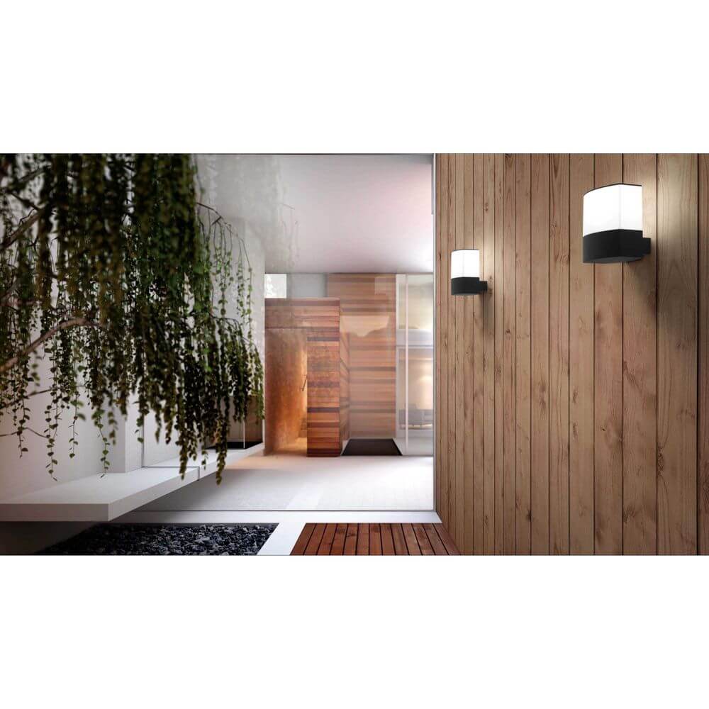 Außenwandleuchte DATNA IP44 Dunkelgrau an einer Holzwand im modernen Ambiente.