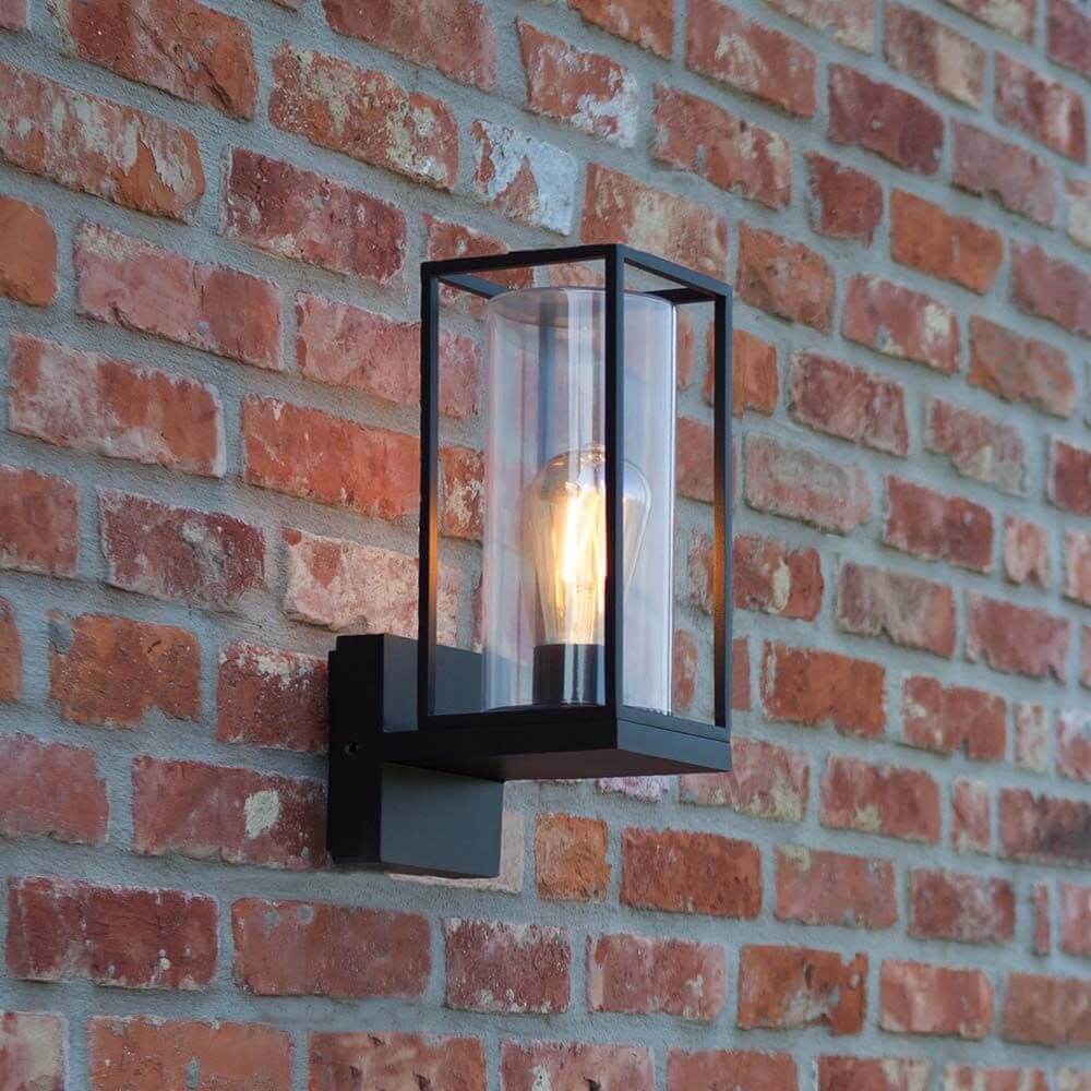 Außenwandleuchte Flair mit Baldachin an Ziegelfassade, modernes Design mit Glaskörper und Leuchtmittel.