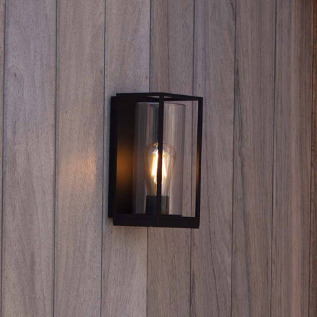 Außenwandleuchte Flair an Holzwand montiert mit warmem Licht, ideal für Außenbereiche.