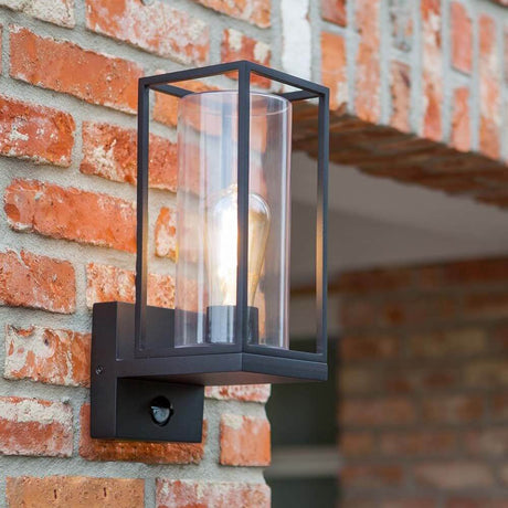 Außenwandleuchte Flair mit Bewegungsmelder an Ziegelwand montiert, modernes Design mit Sensorlicht.