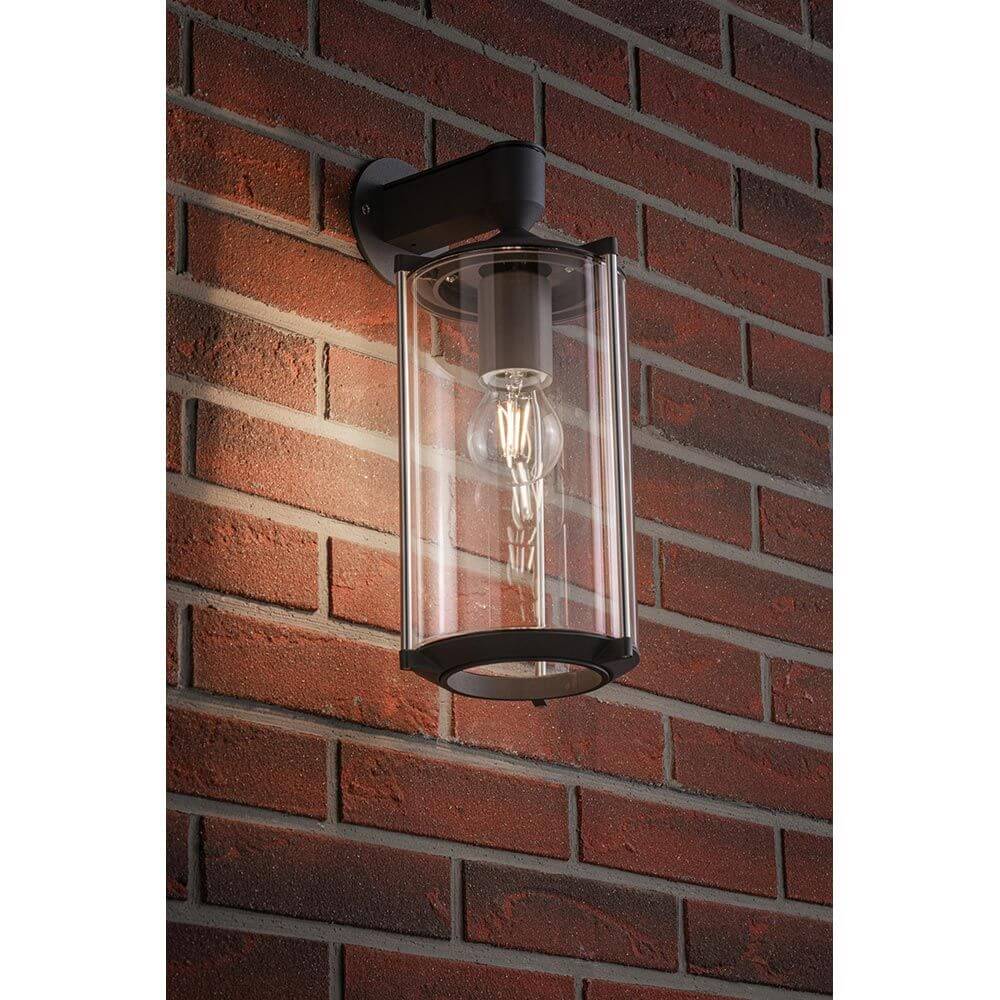 Außenwandleuchte Klassik Ø 16cm Glas Grau an einer roten Ziegelmauer, mit elegantem Design und klaren Glasschirm.