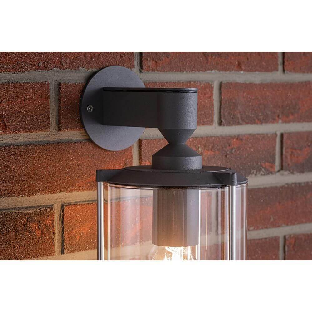 Außenwandleuchte Klassik Ø 16cm Glas Grau an roter Ziegelwand montiert, nostalgisches Design mit klarem Glasschirm.