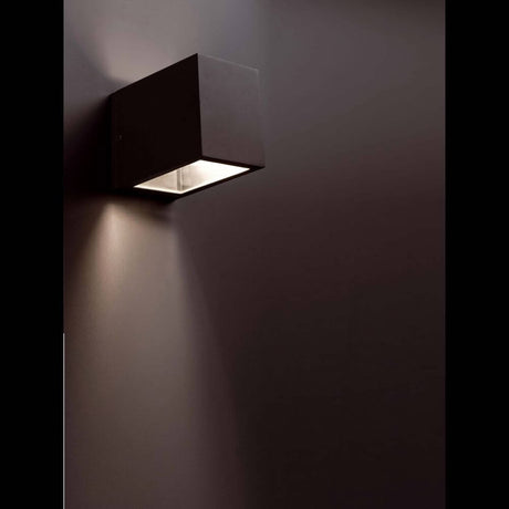 Außenwandleuchte LACRE IP54 Dunkelgrau an Wand, modernes Design, warmes Licht.