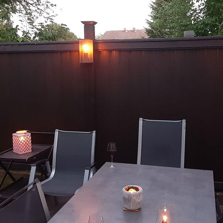 Außenwandleuchte NALA E27 IP54 Dunkelgrau beleuchtet eine Terrasse mit modernen Möbeln.