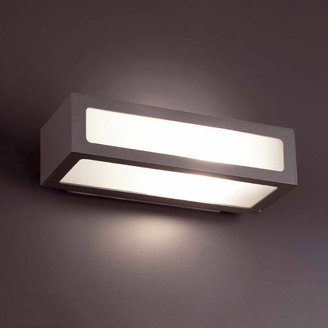 Außenwandleuchte NATRON IP54 Dunkelgrau an einer Wand montiert, modernes Design in dunklem Grau.