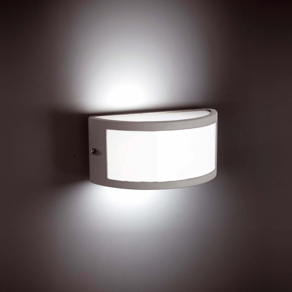 Außenwandleuchte NEGUS IP54 Grau an einer Wand montiert mit einem modernen Design.