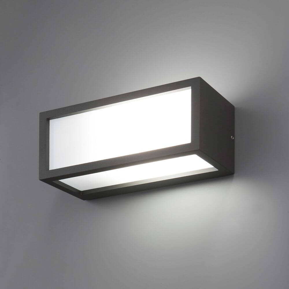 Außenwandleuchte TEJO IP54 Dunkelgrau an einer Wand montiert, modernes Design mit Lichtquelle.