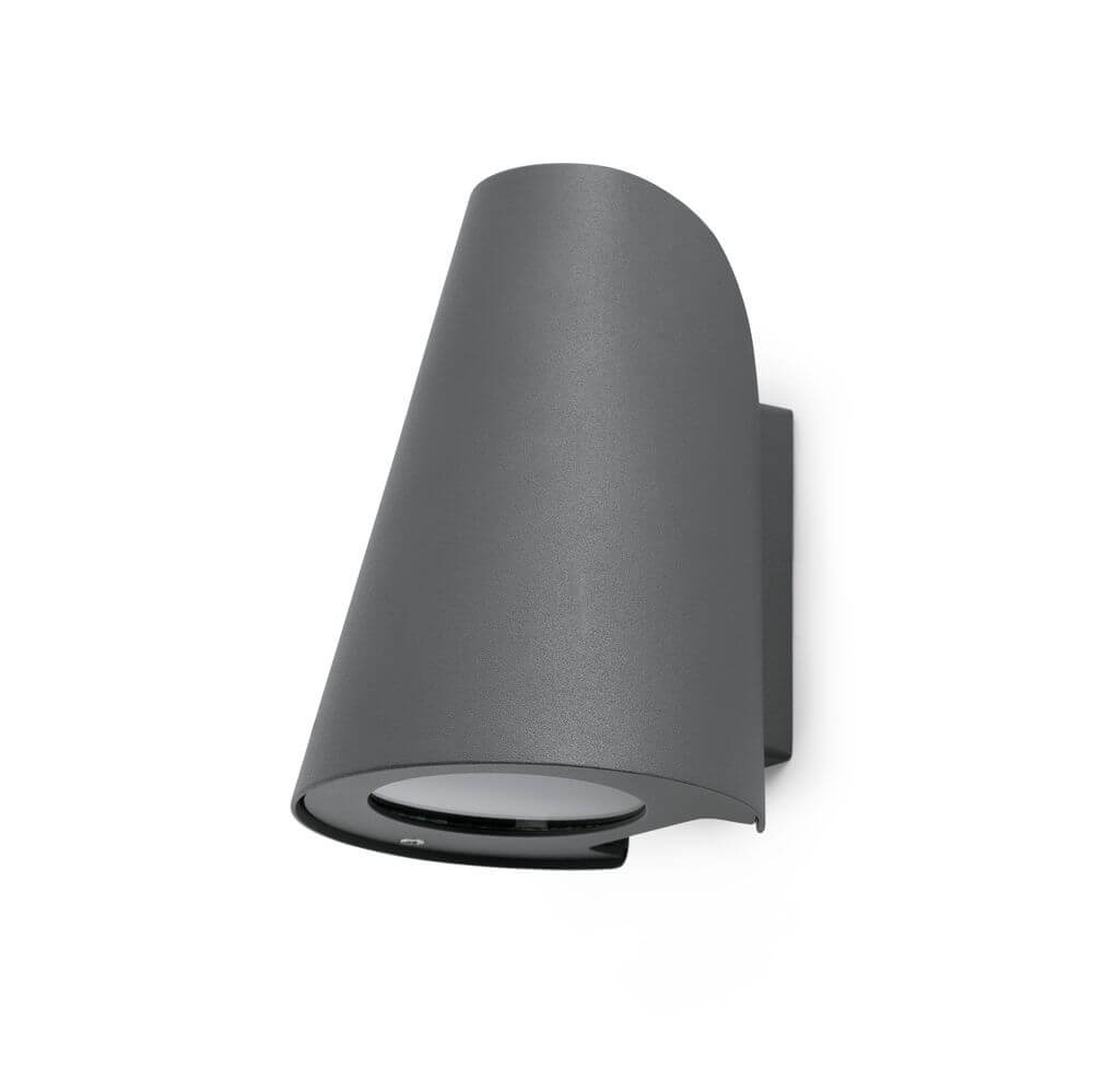 Außenwandleuchte TINIA IP44 Dunkelgrau an der Wand montiert, modernes Design, ideal für Außenbereiche.