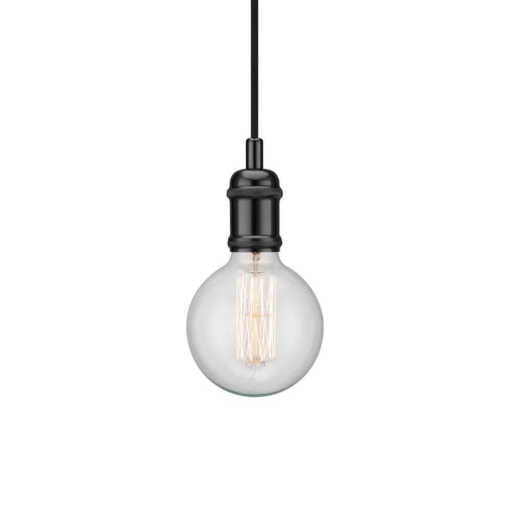 Avra Pendelleuchte mit Stoffkabel Schwarz und dekorativer Glühbirne im klassischen Design.