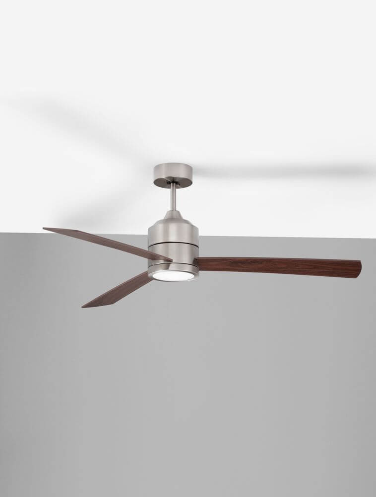 Eleganter Axel Ventilator Ø 137 in modernem Design mit drei Flügeln aus Walnussholz und Mattnickel-Oberfläche.