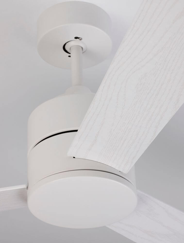 Axel Ventilator Ø 137 in Weiß matt mit schlanken Holzflügeln für elegantes Raumklima.