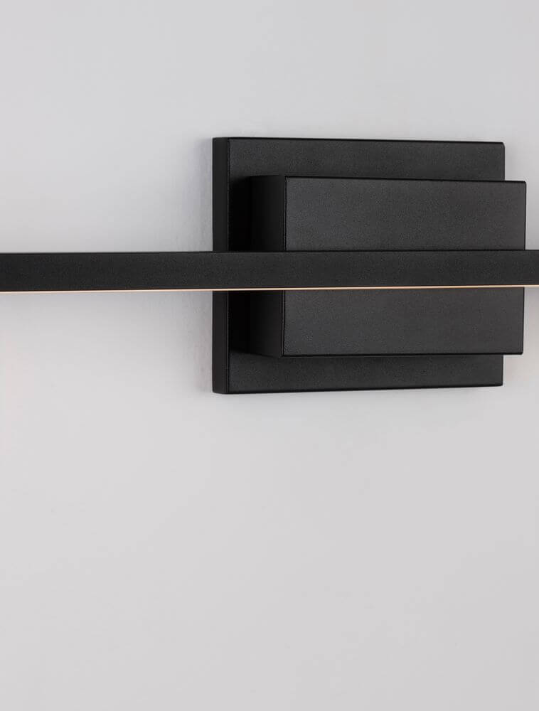 Azure LED Wandleuchte 3000K Schwarz in modernem Design an der Wand montiert.