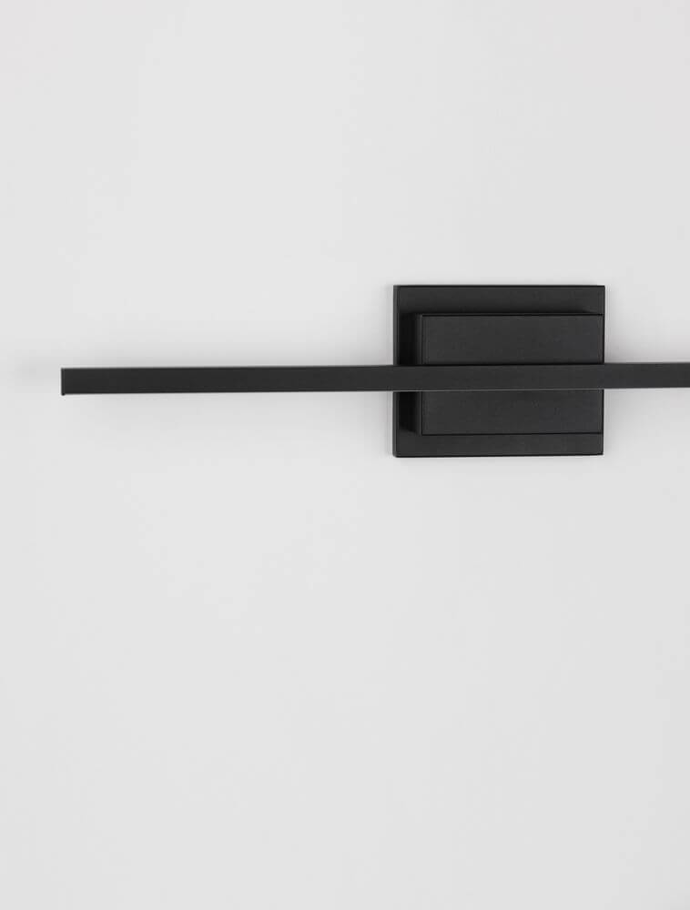 Azure LED Wandleuchte 3000K Schwarz an einer Wand montiert, elegantes schwarzes Design, moderne Beleuchtung.