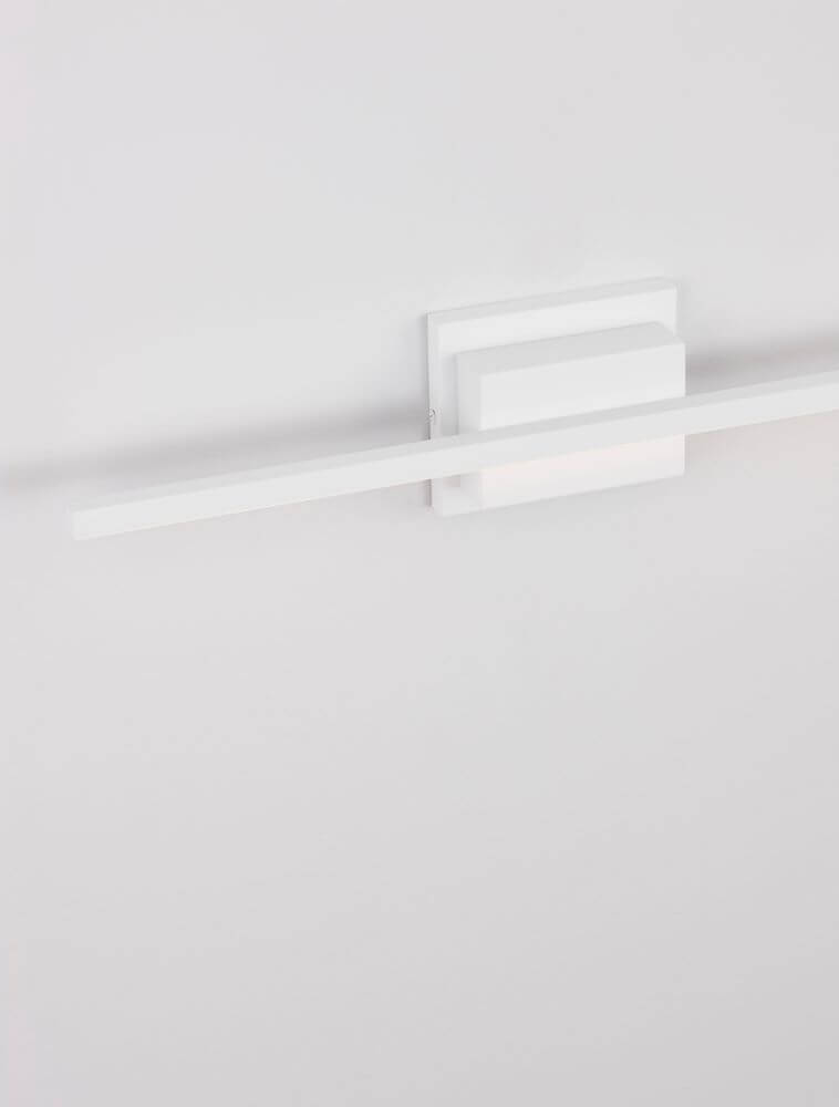 Azure LED Wandleuchte 3000K Weiß - moderne, weiße Wandleuchte in schlichtem Design an Wand montiert.