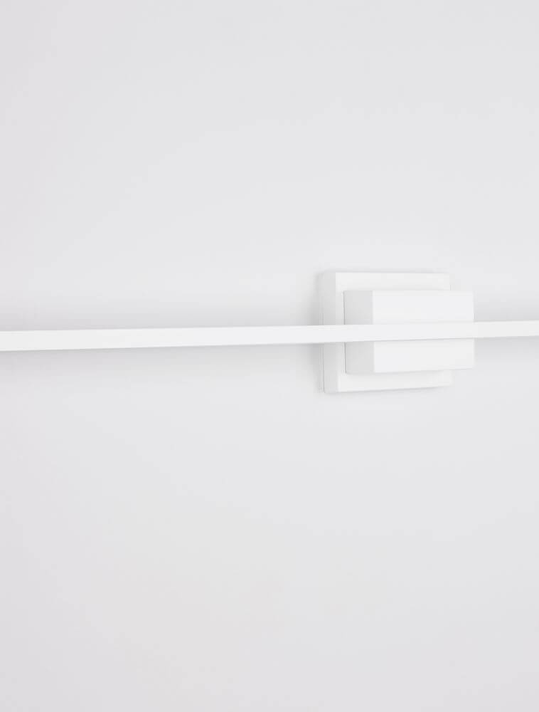 Azure LED Wandleuchte 3000K Weiß an einer weißen Wand, modernes Design in edlem Weiß.