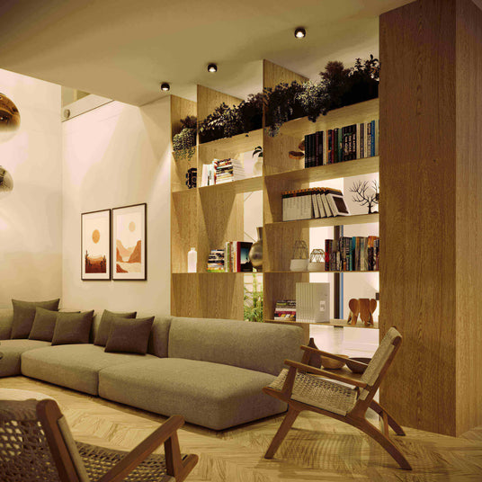 Gemütliches Wohnzimmer mit Holzregal, modernen Bildern und einer einladenden Couch.