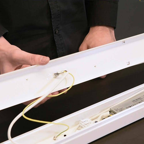 Installationsanleitung für Bena LED 120 Deckenleuchte Weiß 3000K mit elektrischen Verbindungen.