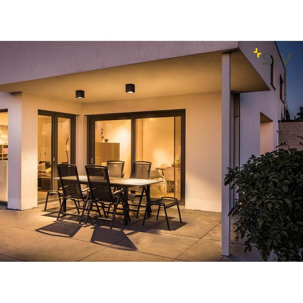 Moderne Big Theo Deckenleuchte LED im Außenbereich über einem Essbereich im Freien.