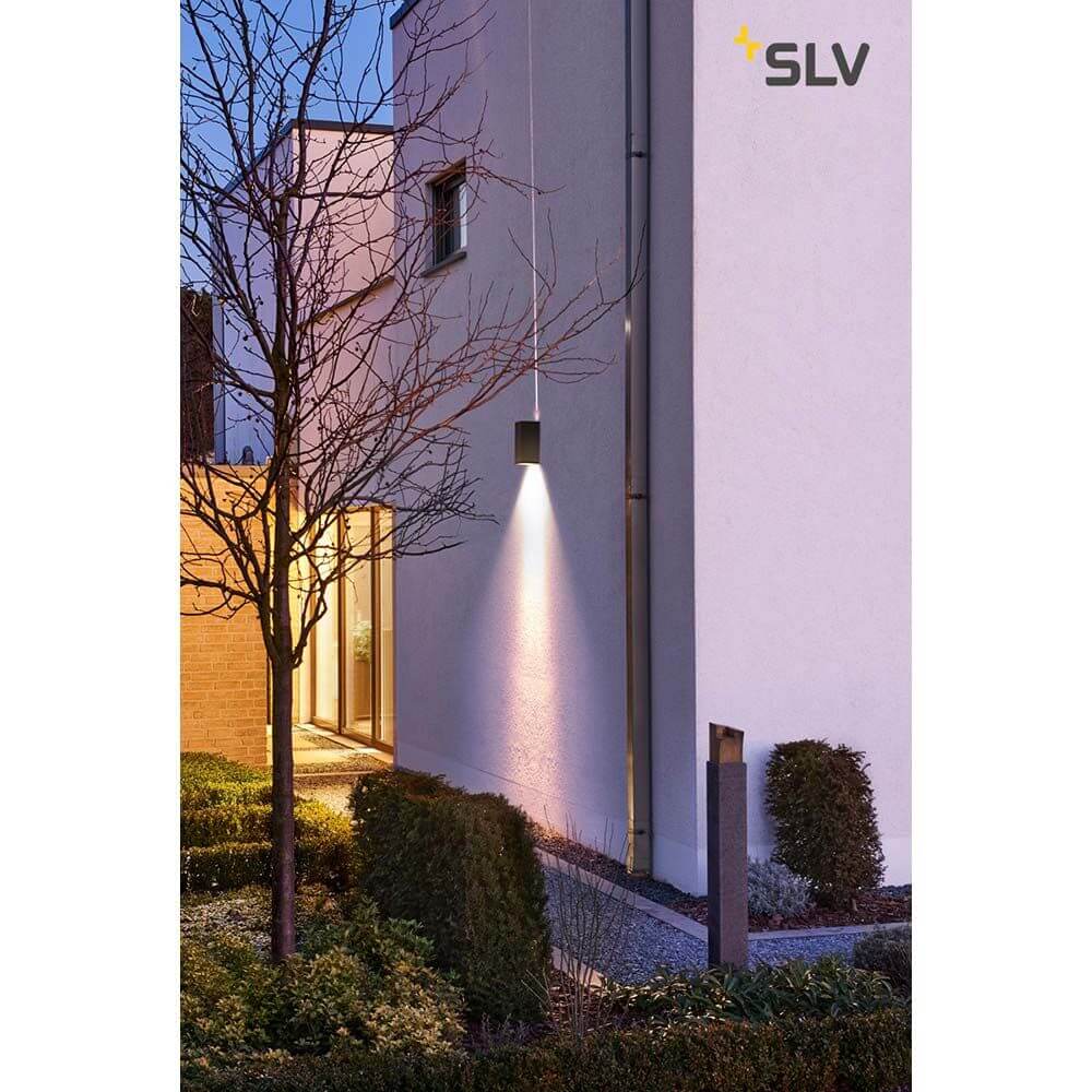 Big Theo Wall Outdoor Wandleuchte LED 3000K Up/Beam Down Anthrazit an Außenwand bei Nacht.