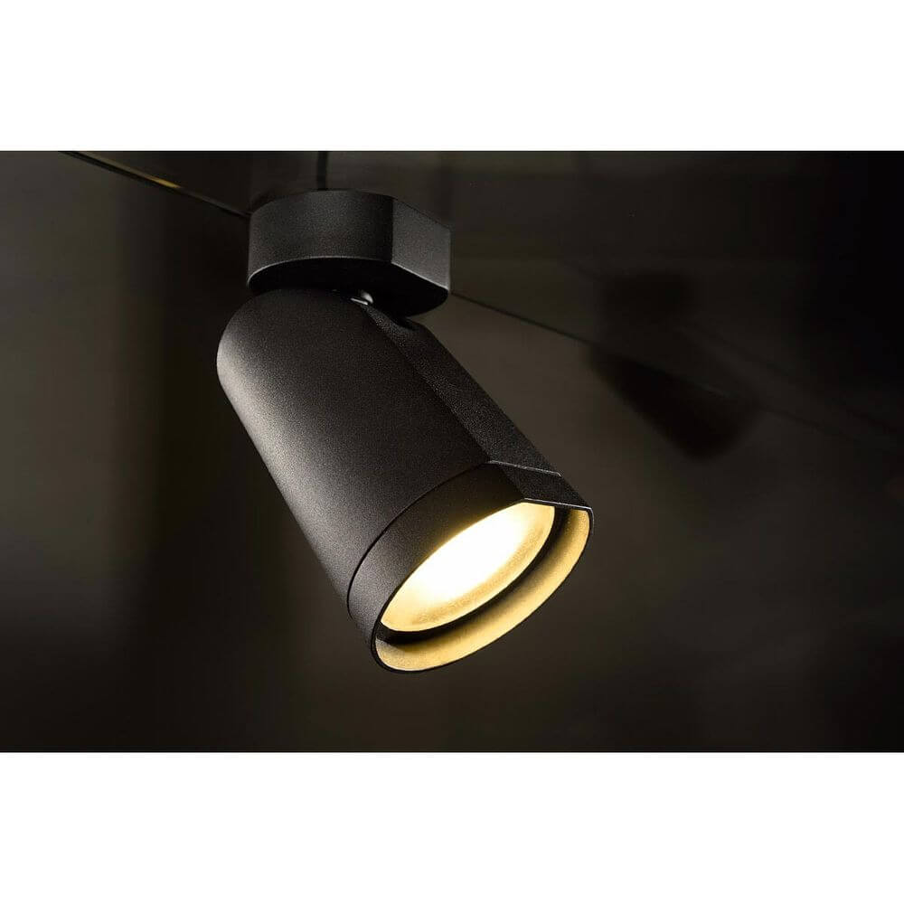 BILAS Spot Single 25° LED rund matt Schwarz 15W 2700K mit Rosette an der Decke montiert.
