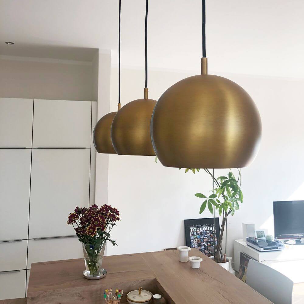 s.luce Ball Pendelleuchte in Gold, ideal für Esszimmer und Kücheninsel, modernes Design und praktische Beleuchtung.