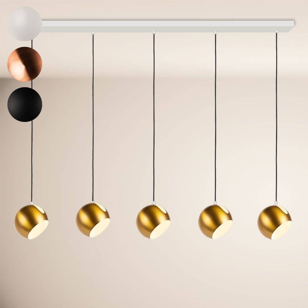 s.luce Ball Metall Esszimmerlampe Kombination Ø 20cm 120cm mit goldenen und bunten Pendelleuchten an einer Deckenleiste.
