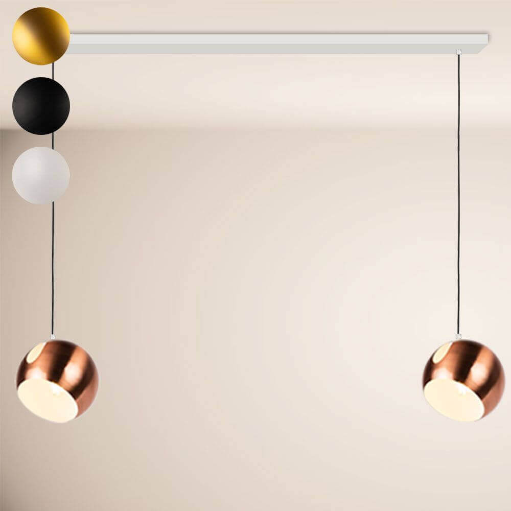 s.luce Ball Esstisch-Hängelampe mit metallischen und farbigen Pendelleuchten in modernem Design.