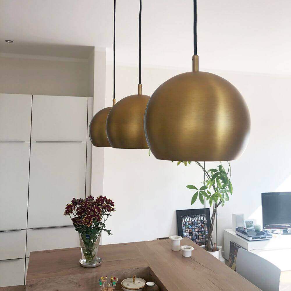 s.luce Ball Esstisch-Hängelampe in Gold, moderne Pendelleuchten über einem Tisch, stilvolles Wohnambiente.