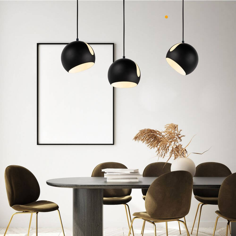 Moderne s.luce Ball Pendelleuchten in Schwarz über stilvollem Esstisch im eleganten Interieur.