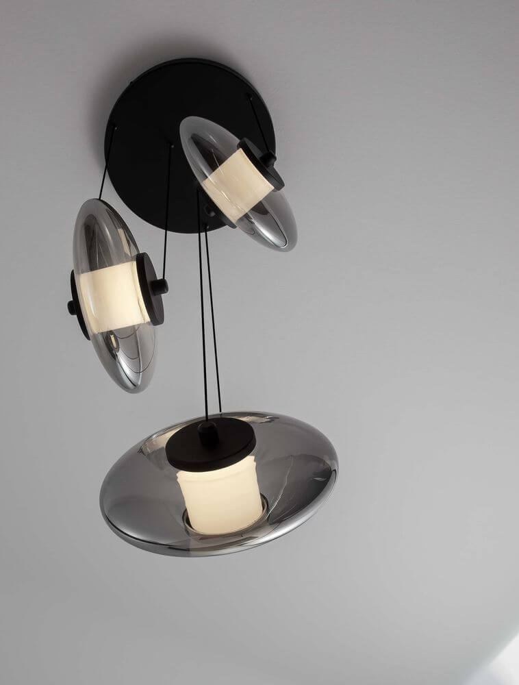 Ballet Pendelleuchte 3-flammig Ø 35cm mit rauchgrauem Glas und minimalistischer Ästhetik.