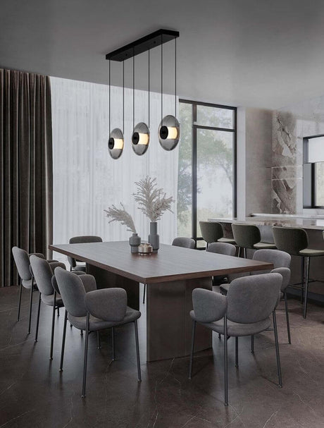 Ballet Pendelleuchte Schwarz über modernem Esstisch mit warmweißem Licht und elegantem Design