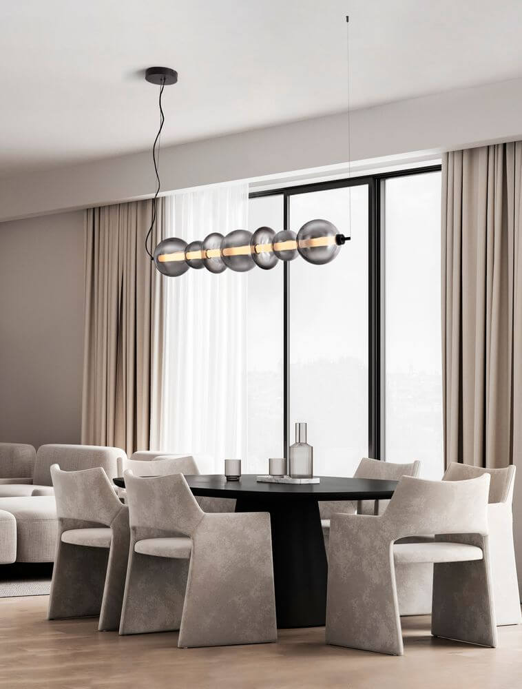 Bally LED Pendelleuchte 7-flammig über einem modernen Esstisch mit eleganten Stühlen in einem lichtdurchfluteten Raum.