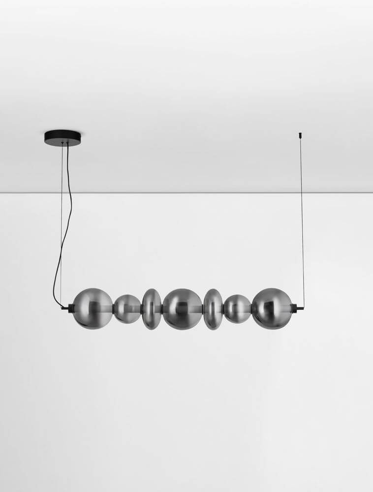 Bally LED Pendelleuchte 7-flammig in elegantem rauchgrauen Glas und mattschwarzem Aluminium.