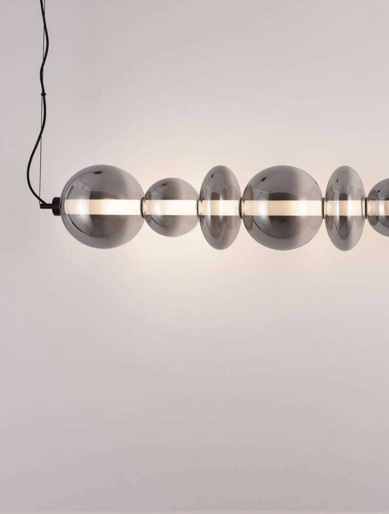 Bally LED Pendelleuchte 7-flammig in eleganter, zeitloser Ästhetik mit matt schwarzem Aluminium und rauchgrauem Glas.