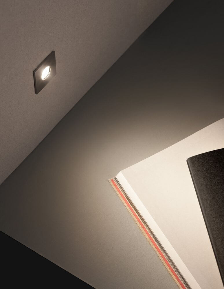 Bang LED Außenbodeneinbauleuchte Nickel IP67 an einer Wand installiert, beleuchtet elegant den Raum.