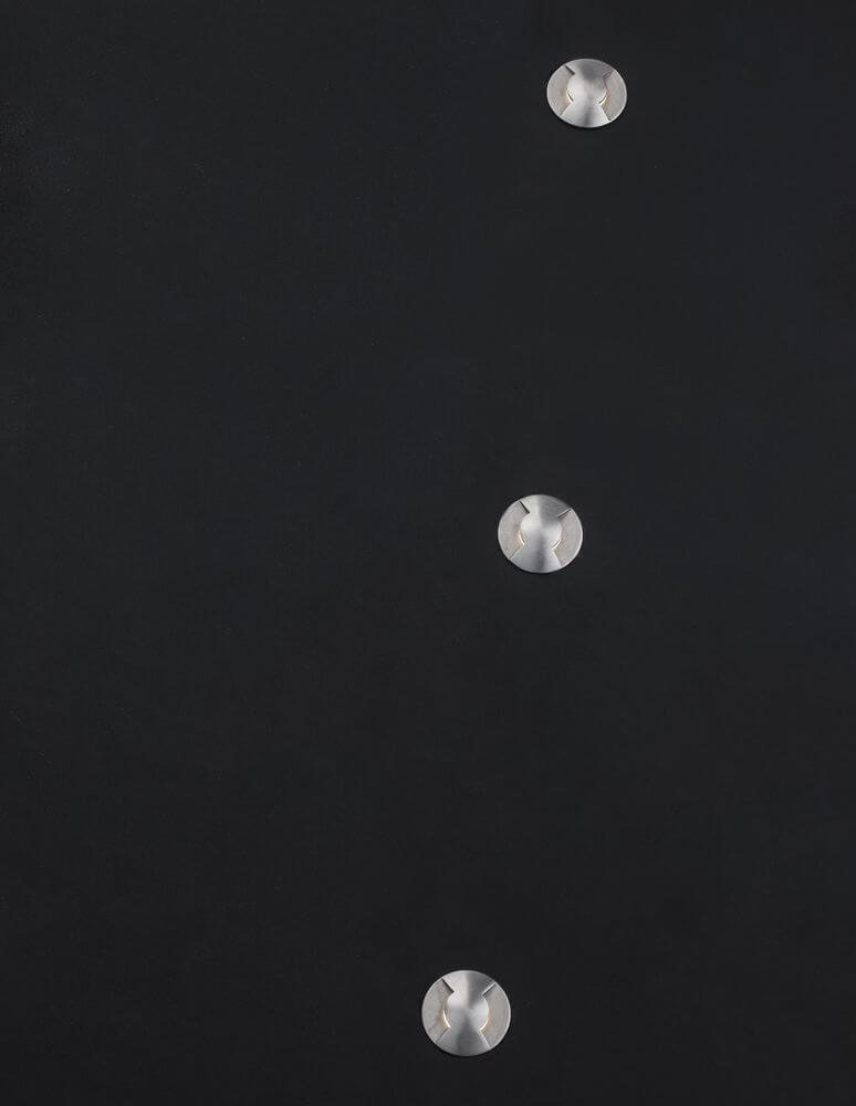 Bang LED Außenbodeneinbauleuchte Nickel IP67 auf schwarzem Untergrund mit drei Leuchten.