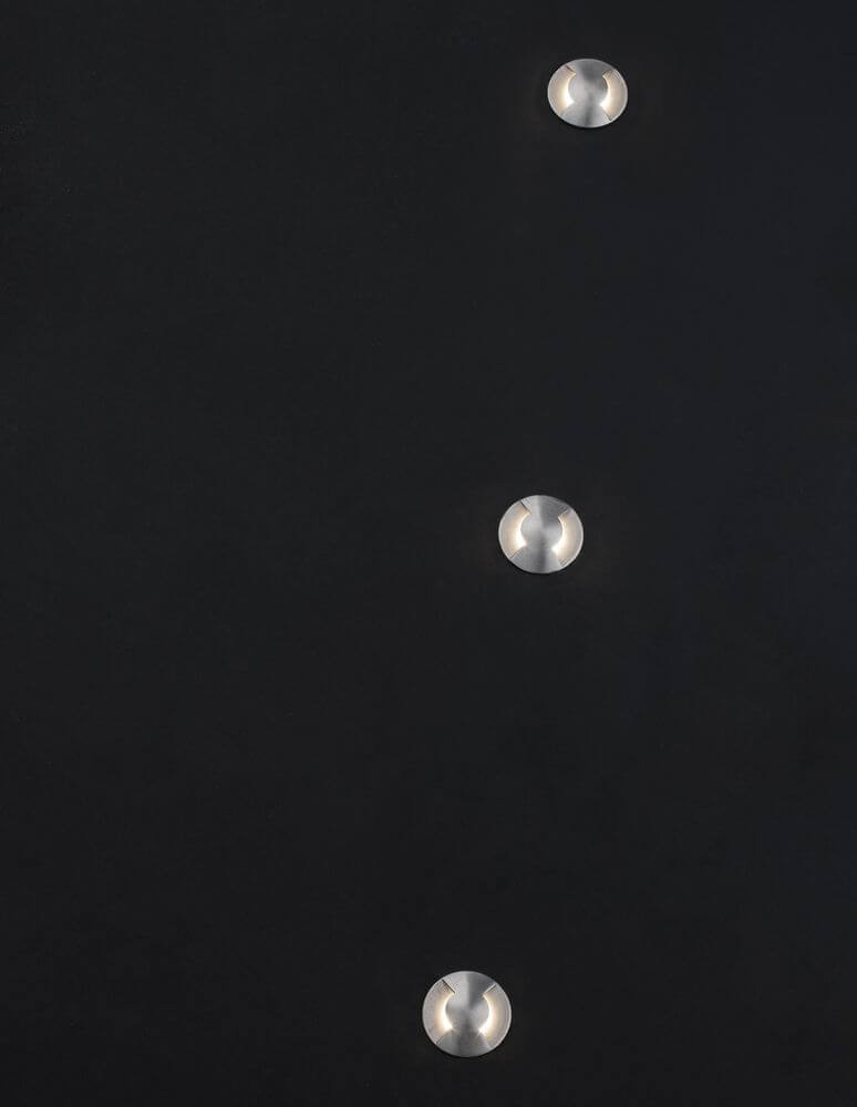 Bang LED Außenbodeneinbauleuchte Nickel IP67 in abgestimmtem Design mit drei Leuchtelementen.