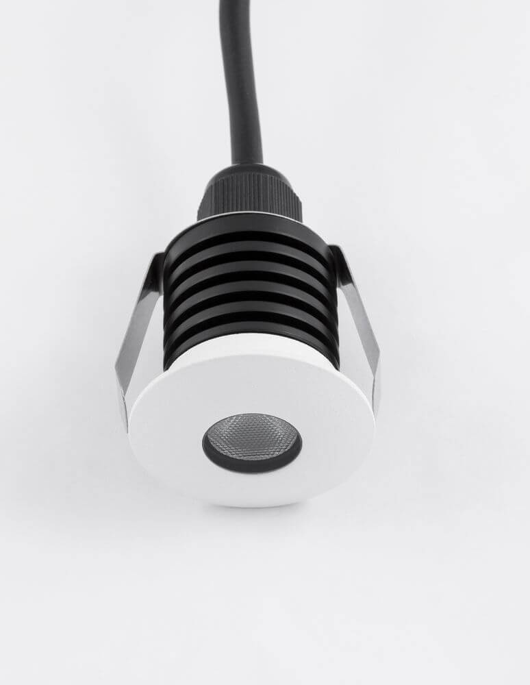 Bang LED Außenbodeneinbauleuchte Weiß IP67 von oben, elegant und robust, ideal für Außenbereiche.