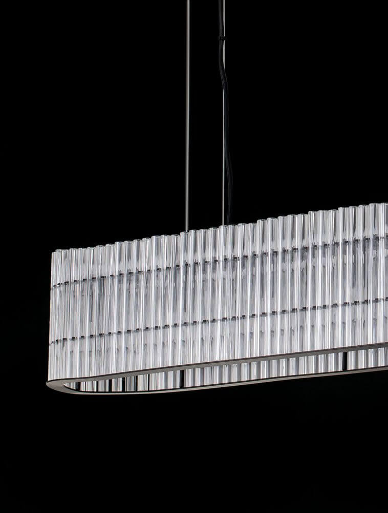 Barok Pendelleuchte 110cm Schwarz mit Glasstäben und puristischem Design auf schwarzem Hintergrund.