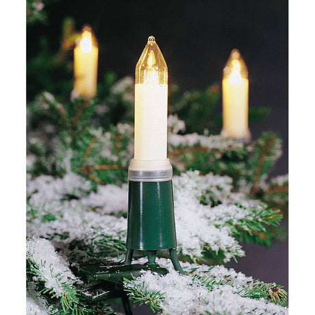 Baumkette Schaftkerzen teilbarer Stecker 16 klare Birnen IP44 auf einem geschmückten Weihnachtsbaum mit Schnee.