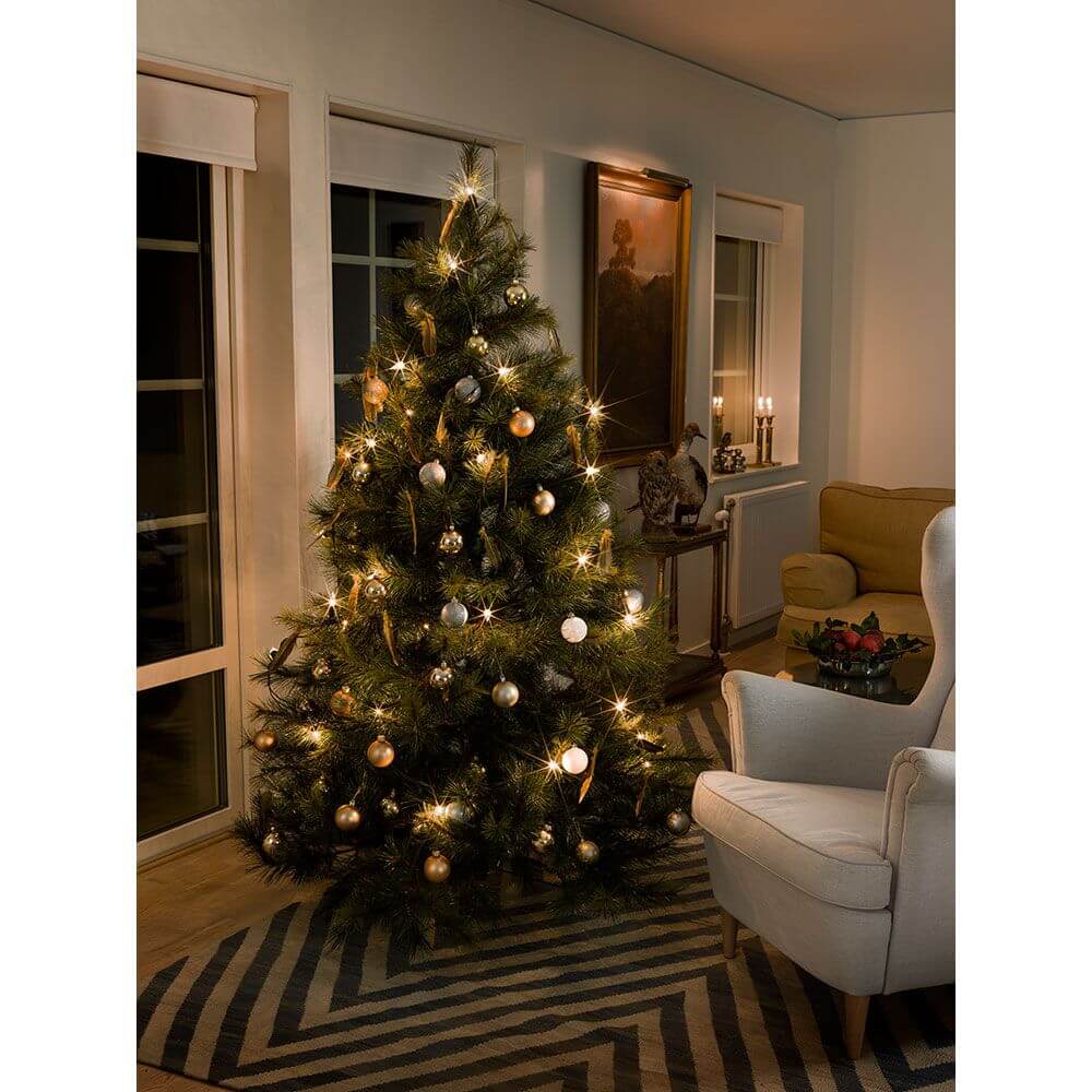 Gemütlicher Weihnachtsbaum mit Baumkette Topbirnen gedrehte Spitze One String 30 klare Birnen und goldenen Ornamenten.