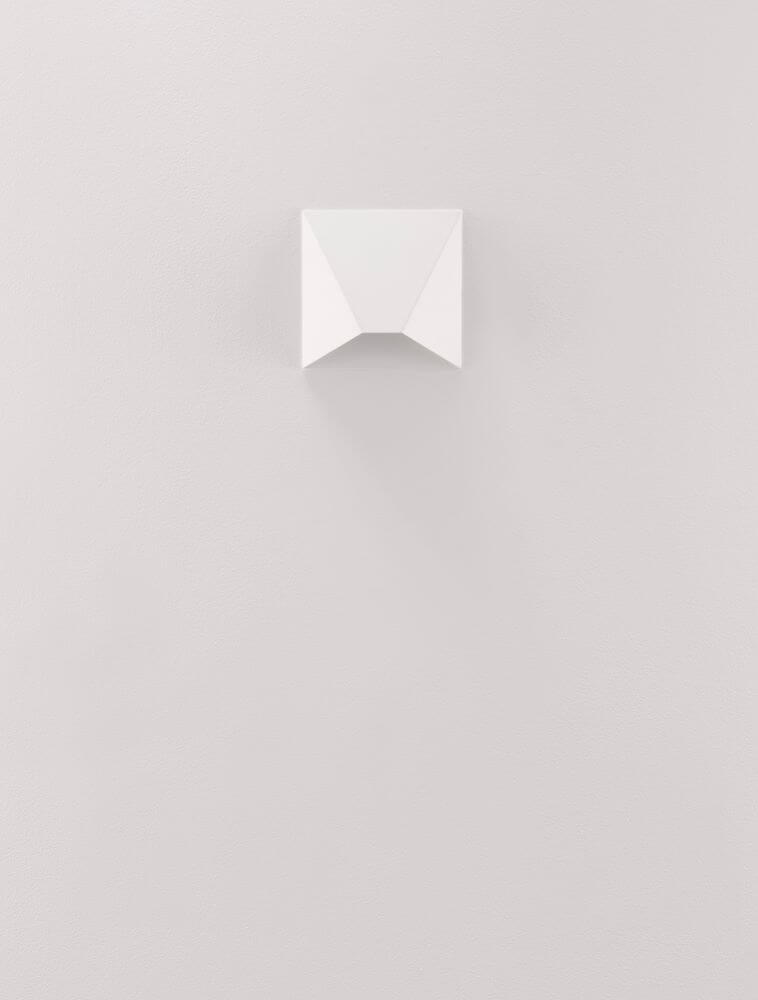 Bazz LED Wandleuchte 3000K in minimalistischer weißer Ausführung an einer Wand.
