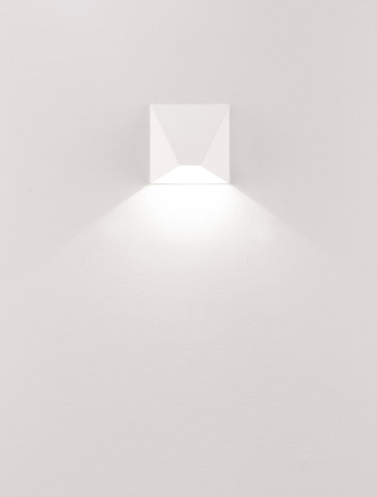 Bazz LED Wandleuchte 3000K in zeitlosem Design mit Lichtaustritt nach oben und unten, minimalistische Gestaltung.
