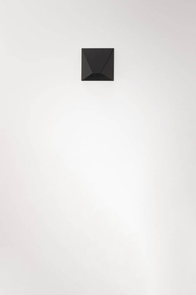 Bazz LED Wandleuchte 3000K in schwarzem Aluminium, minimalistisches Design für optimale Lichtverteilung.