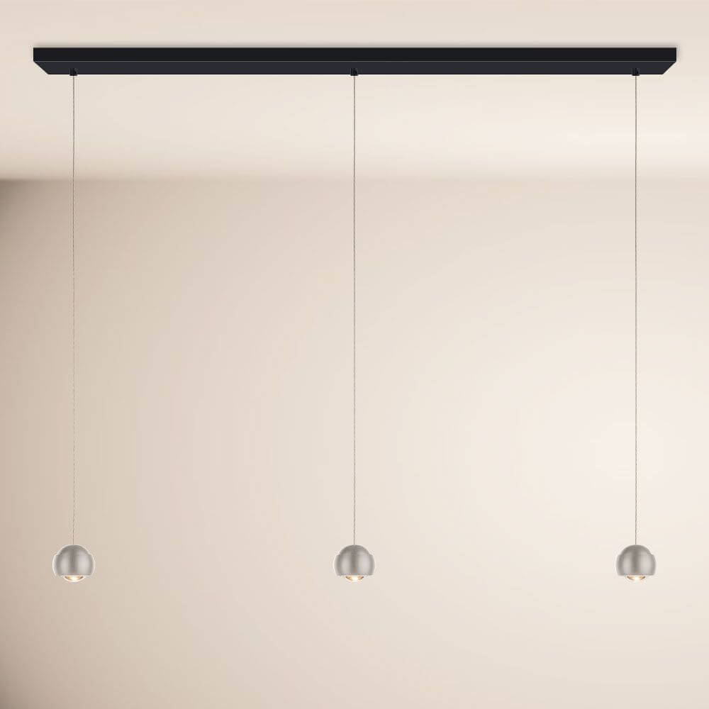 s.luce Beam LED Esstisch-Hängelampe Balken 160cm mit drei hängenden Glühbirnen in modernem Design.
