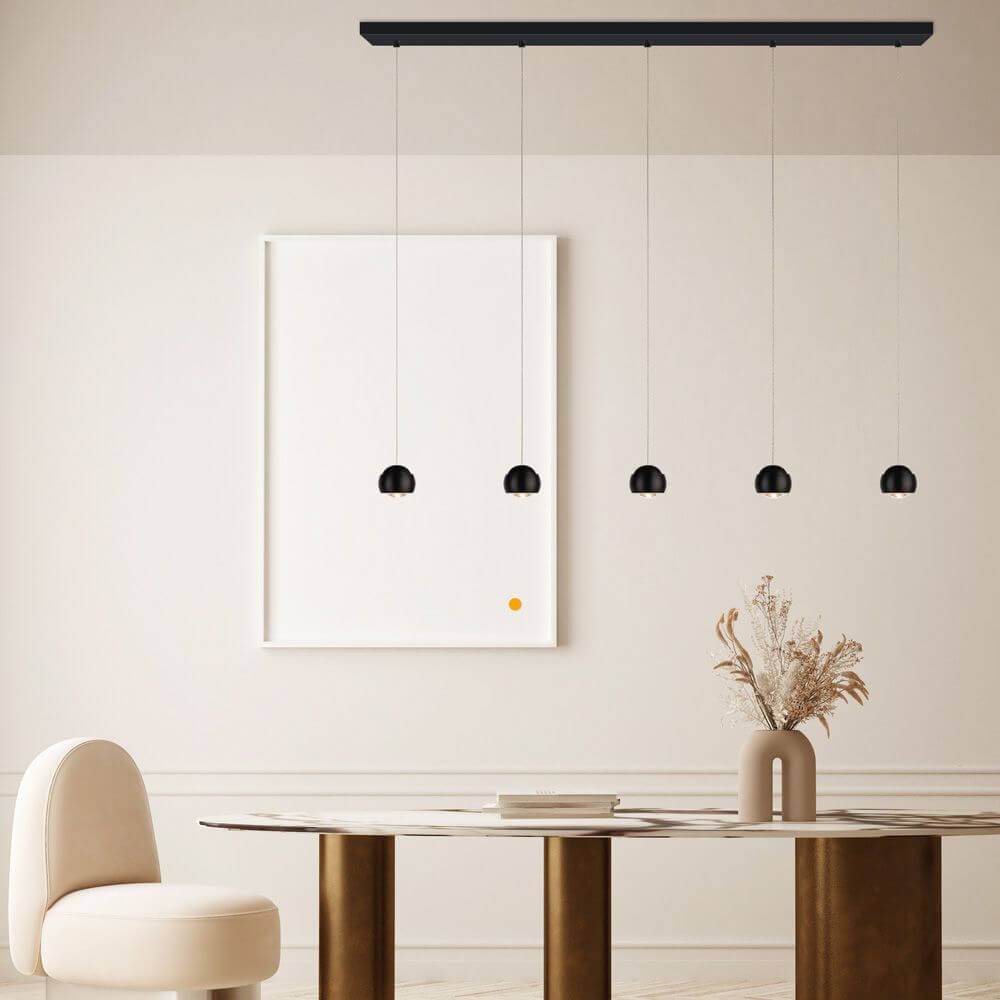 s.luce Beam LED Esstisch-Hängelampe Balken 160cm in modernem Innenraum mit elegantem Esstisch und Kunstwerk