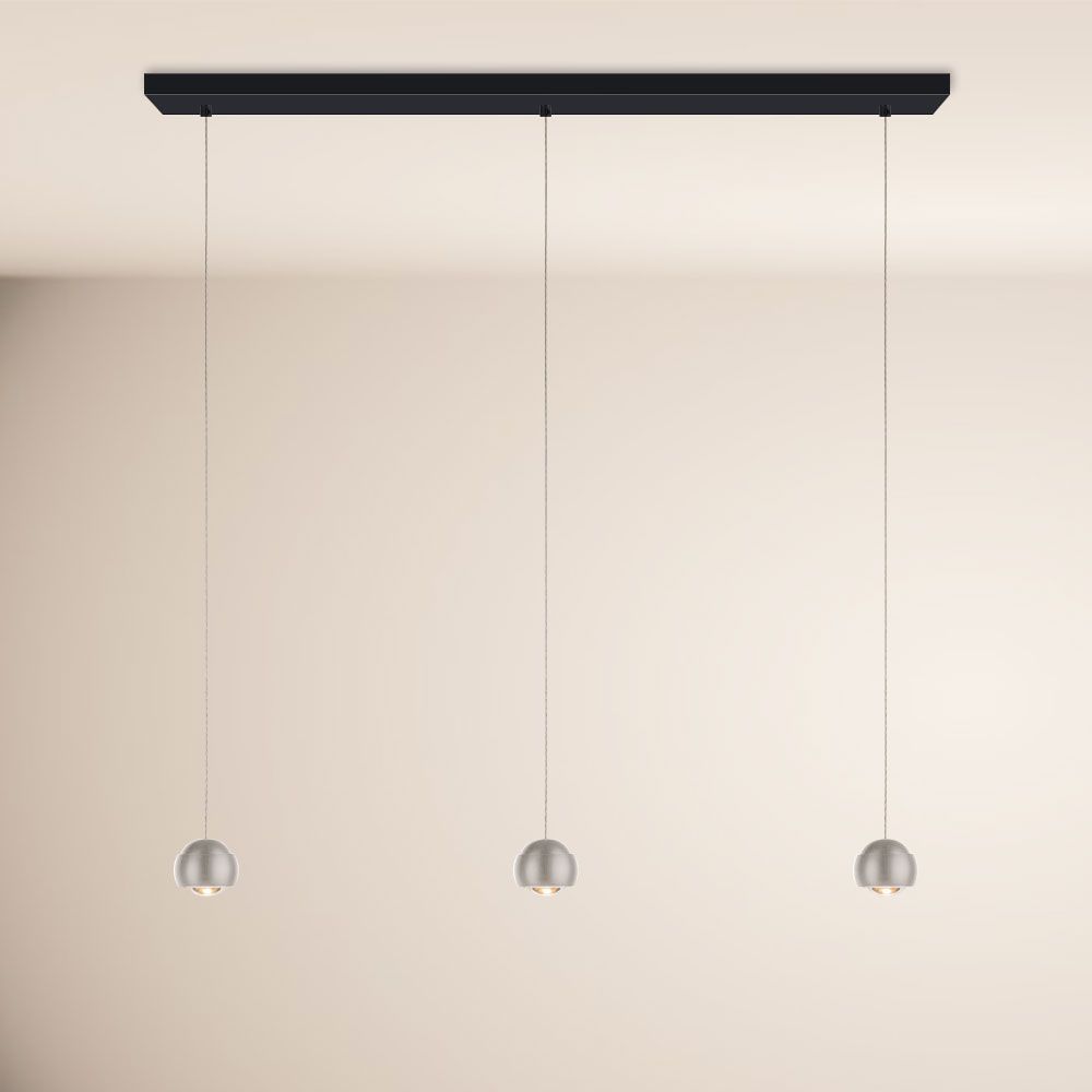 s.luce Beam LED Esstisch-Pendelleuchte Balken 120cm mit drei hängenden Leuchtkugeln auf schwarzem Balken.